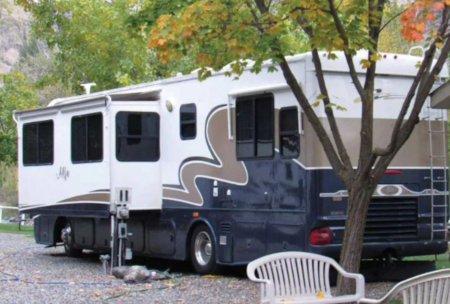 RV that has a bump-out space to fit an APQS machine.