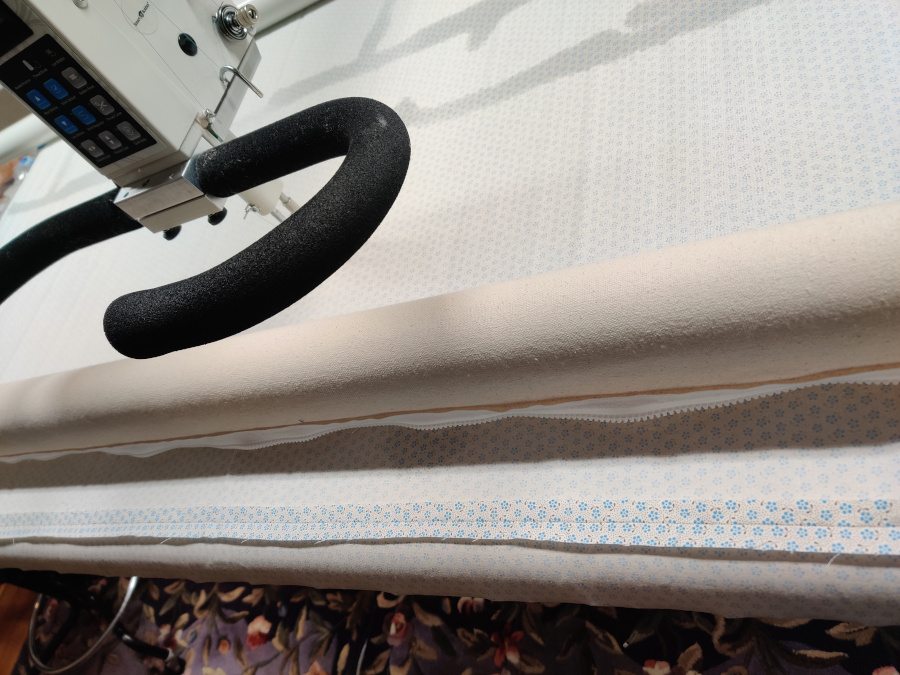 Displaying quilt seam parallel to the rollers