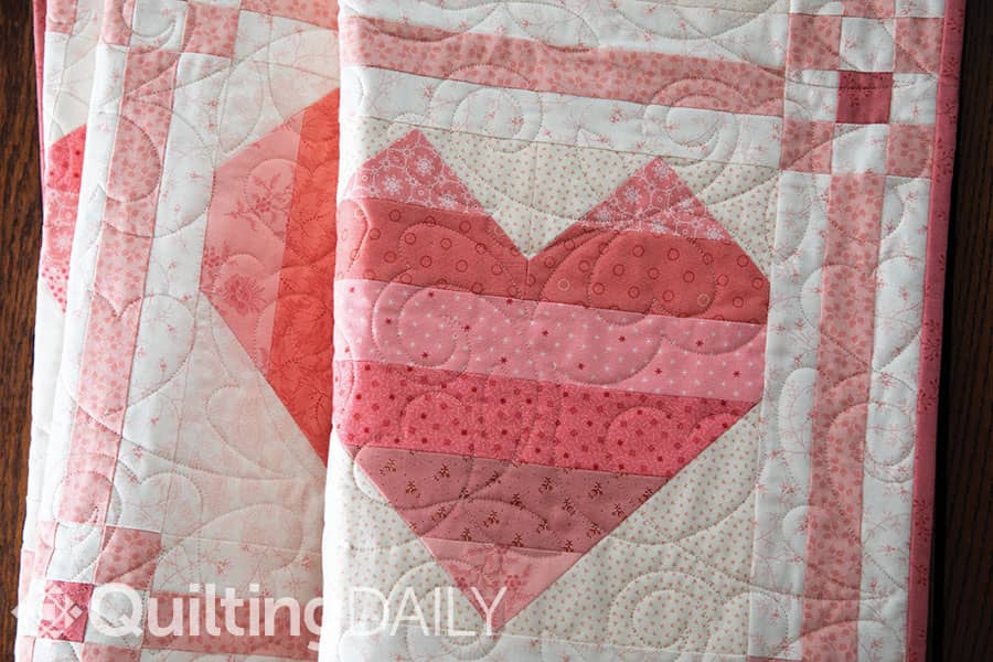 Free pattern: Change of Hearts - zoomed in detailing of the heart on the quilt