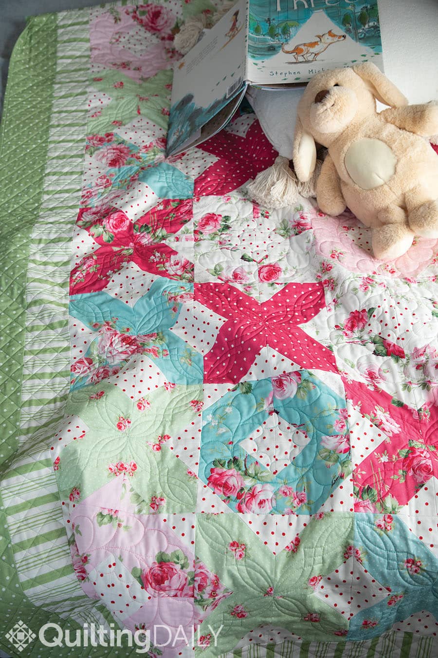 Free pattern: XOXO - quilt pattern displayed on a bed